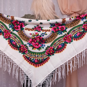Weiß Floraler Schal. Châle de fleurs. Ukrainische Wollschal, florale Babuschka. Große Folklore Kopftuch Blume Tücher Tischdecke, Geschenk für sie