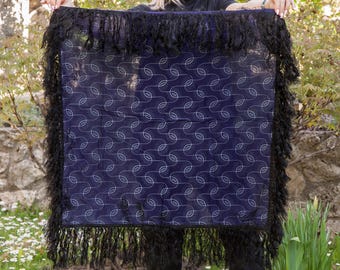 Bufanda geométrica vintage azul marino. Pañuelo folclórico abstracto de los años 80. Chal de mezcla de algodón con flecos largos.