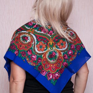 Traditionelles Ukrainisches Schalhalstuch. Blauer Hustka Schal. Traditionelles Mantón. Babuschka Blumen Kopftuch, folk Kopftuch platok Chale, foulard