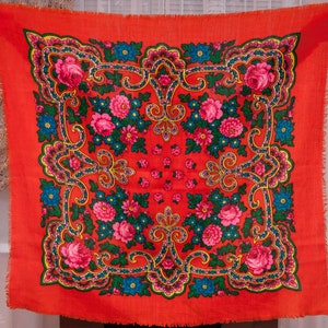 ウールのショール。ウクライナのショール風スカーフ。オレンジ色の花柄のスカーフ（ロシアの民芸品、ホリデーシーズンのプラトック）。本物のスカーフ（ロシア風）。花柄のテーブルクロス風ショール