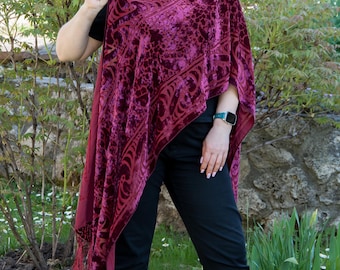 Chal vintage de terciopelo con efecto desgastado. Bufanda color burdeos intenso con largos flecos de seda. Chal de noche de inspiración Art Nouveau.