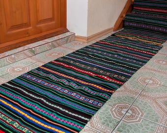 Camino de mesa vintage tejido a mano. Kilim a rayas de colores con detalles de lúrex, camino de mesa étnico rural. Decoración rústica antigua.