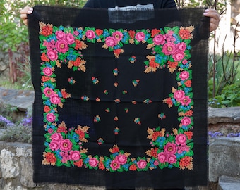 Chal floral ucraniano vintage, pañuelo folclórico rojo vibrante. Bufanda tradicional con estampado de rosas de los años 80. Pañuelo para la cabeza Babushka. Platok