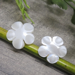 Mother Of Pearl Flower Earrings 0.75 Inch Off White Pearlescent Stud Post  Vintage FREE SHIPPING (1766)