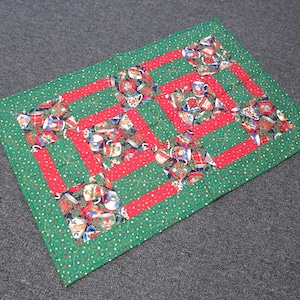 Christmas Quilt 23 x 35.5 In Table Topper Wall Hanging Handmade Red Green Mugs (18)