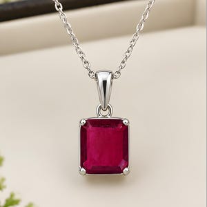 Halskette mit Anhänger aus im Labor gezüchtetem Rubin, Schmuck aus smaragdgeschliffenem Sterlingsilber