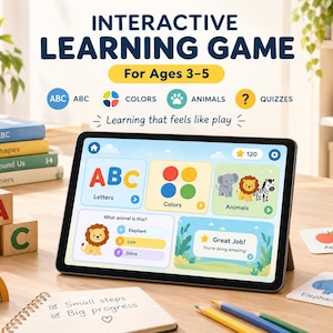 Puede incluir: Una tableta que muestra un juego de aprendizaje interactivo para niños de 3 a 5 años con categorías de letras, colores y animales. La pantalla muestra un cuestionario sobre un león. Cerca hay bloques de madera, un cuaderno y tarjetas didácticas.