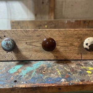 Perchero de pared de roble recuperado / 3 ganchos para abrigos con pomos vintage, organizador rústico de entrada estilo granja.