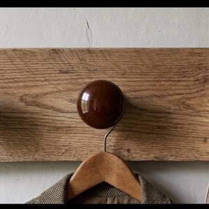 Perchero de pared de roble recuperado / 3 ganchos para abrigos con pomos vintage, organizador rústico de entrada estilo granja.