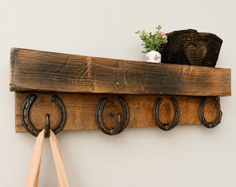 Estantería de pared de madera reciclada con ganchos en forma de herradura / Organizador rústico para recibidor estilo granja / Perchero hecho a mano