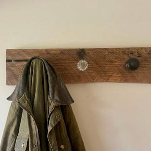 Porte-manteau en chêne recyclé avec verre vintage et poignées noires. Pièce unique, faite à la main.