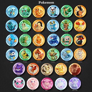 Pu&ograve; includere: Una griglia colorata di 36 pulsanti rotondi con personaggi Pok&eacute;mon. Ogni pulsante presenta un personaggio Pok&eacute;mon diverso, con uno sfondo bianco e un contorno nero. I pulsanti sono disposti in una griglia di sei righe e sei colonne. La parola "Pok&eacute;mon" &egrave; scritta in lettere bianche nella parte superiore della griglia.