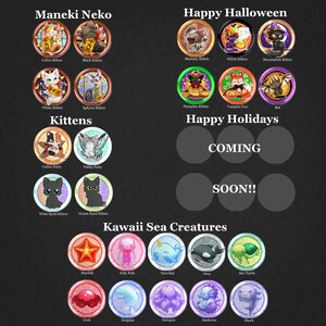 Pu&ograve; includere: Un'illustrazione digitale di vari personaggi kawaii, tra cui gattini, fate, creature marine e animali a tema Halloween. I personaggi sono rappresentati in uno stile cartone animato con occhi grandi e colori vivaci. L'immagine &egrave; divisa in sezioni con titoli come "Maneki Neko", "Buon Halloween", "Gattini", "Buone Feste" e "Creature marine kawaii".