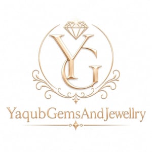 Puede incluir: Un logotipo de color dorado que presenta las letras YG entrelazadas dentro de un marco circular, rematado con un icono de diamante y adornos decorativos. Debajo del emblema, el texto YaqubGemsAndJewellry est&aacute; escrito en fuente serif.