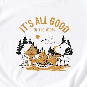 キャンプシャツ、アウトドアアドベンチャーTシャツ、ハッピーキャンパーシャツ、森好きシャツ、キャンプファイヤーグラフィックTシャツ、自然愛好家へのギフト