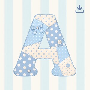 Op de afbeelding: Een hoofdletter A opgebouwd uit een patchwork van lichtblauwe en crèmekleurige stoffen met diverse stippenpatronen. De letter is versierd met een kleine blauwe satijnen strik, twee ronde knopen en een enkele witte parelachtige kraal.