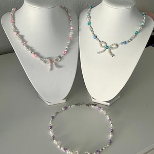 Handgefertigte Perlenhalskette mit Schleife - coquette Schmuck