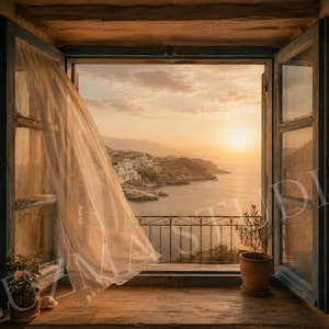 Puede incluir: Un marco de ventana de madera abierto con bordes azules, con una cortina blanca transparente que se mueve con la brisa. Un alféizar de madera sostiene dos plantas verdes en macetas. Se ve un paisaje costero al atardecer a través.