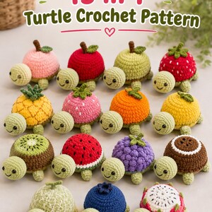 Puede incluir: Trece figuras de tortugas tejidas a ganchillo con caparazones en forma de diversas frutas, incluyendo manzanas, fresas, piñas, naranjas, kiwis, sandías, uvas, cocos, melones, arándanos y pitahaya. El texto dice 13 in 1 Turtle Crochet Pattern.