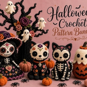 Könnte beinhalten: Eine Sammlung gehäkelter Halloween-Figuren, darunter eine Skelettpuppe, zwei Katzen mit Blumen- und Knochenmustern sowie ein Kürbis mit Geisterüberzug. Der Text lautet Halloween Crochet Pattern Bundle. Kleine gehäkelte Kürbisse und Spinnen sind verstreut.