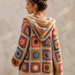 HAAKPATROON - Wildflower Patchwork Vest met Capuchon, Oma