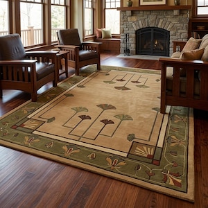 Può includere: Un tappeto rettangolare con un centro beige e motivi di foglie di ginkgo stilizzate in verde e marrone. Il tappeto presenta un'ampia bordura verde decorata con motivi floreali ripetuti e accenti geometrici agli angoli in tonalità marrone e beige.