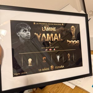 Cuadro Personalizado de LAMINE YAMAL 16x22in - Marco Deportivo