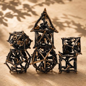 D&D-dobbelset met boomrankdraak van metaal, holle fantasiedobbelstenen voor druïde- en ranger-spelers.