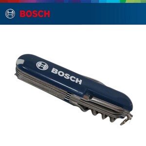Puede incluir: Una navaja multiusos de color azul oscuro con el logotipo de Bosch impreso en blanco en el lateral. La herramienta está en posición cerrada, mostrando sus componentes metálicos internos, un pequeño detalle blanco en el extremo y una anilla.