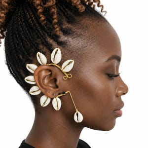 Ohrklemmen aus afrikanischem Messing und Kaurimuscheln.