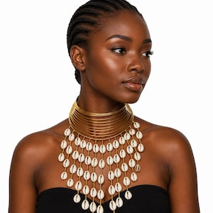 Collar de latón africano y conchas de cauri