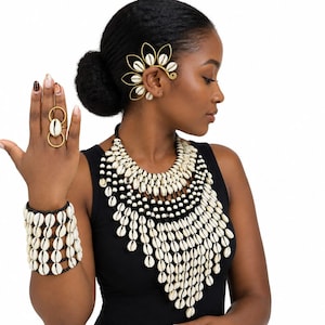 Conjunto de joyas de conchas de cauri africanas: collar, pulsera, pendiente de oreja, anillo.