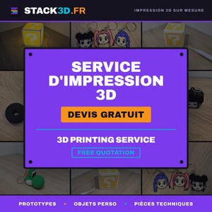 以下が含まれることがあります： SERVICE D'IMPRESSION 3D、DEVIS GRATUIT、3D PRINTING SERVICE、FREE QUOTATIONという文字が書かれた紫色の長方形の看板。背景には、黄色いクエスチョンブロックのランプやキャラクターのキーホルダーなど、3Dプリントされたアイテムのコラージュが配置されています。