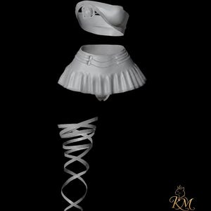 Op de afbeelding: Een lichtgrijze outfitset bestaande uit een strapless bandeau-top, een geplooide minirok met twee horizontale banden met metalen gespen, en een enkele lange beenwikkel met een kriskras lintontwerp. Het logo KM staat in de hoek.