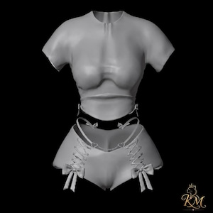 Op de afbeelding: Een lichtgrijze tweedelige set bestaande uit een kort topje met korte mouwen en een high-waisted short. De short heeft vetersluitingen aan de zijkanten met strikjes, een dunne tailleband met twee hartvormige bedels en een klein kettinkje.