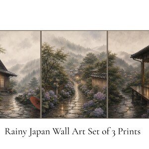 以下が含まれることがあります： 雨の降る日本の風景を描いた3枚組のウォールアートセット。伝統的な木造家屋、石畳の小道、紫色の紫陽花が霧のかかった空の下に広がっています。テキストには「Rainy Japan Wall Art Set of 3 Prints」と書かれています。