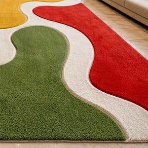Peut inclure: Un tapis moelleux pr&eacute;sentant un motif abstrait audacieux compos&eacute; de grandes formes organiques ondul&eacute;es en rouge vif, vert olive, jaune &eacute;clatant et bleu profond, s&eacute;par&eacute;es par d'&eacute;paisses bordures blanches textur&eacute;es cr&eacute;ant un effet superpos&eacute;.