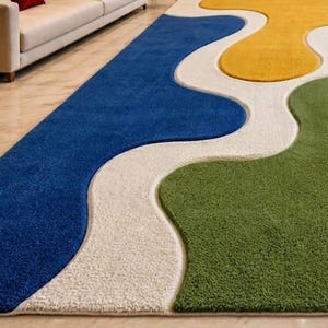 Peut inclure: Un tapis rectangulaire &agrave; la surface textur&eacute;e et &agrave; poils longs, orn&eacute; d'un motif abstrait aux lignes ondul&eacute;es. Le design se compose de grandes formes organiques aux couleurs vives bleu, jaune moutarde, vert olive et rouge sur un fond blanc cr&egrave;me.