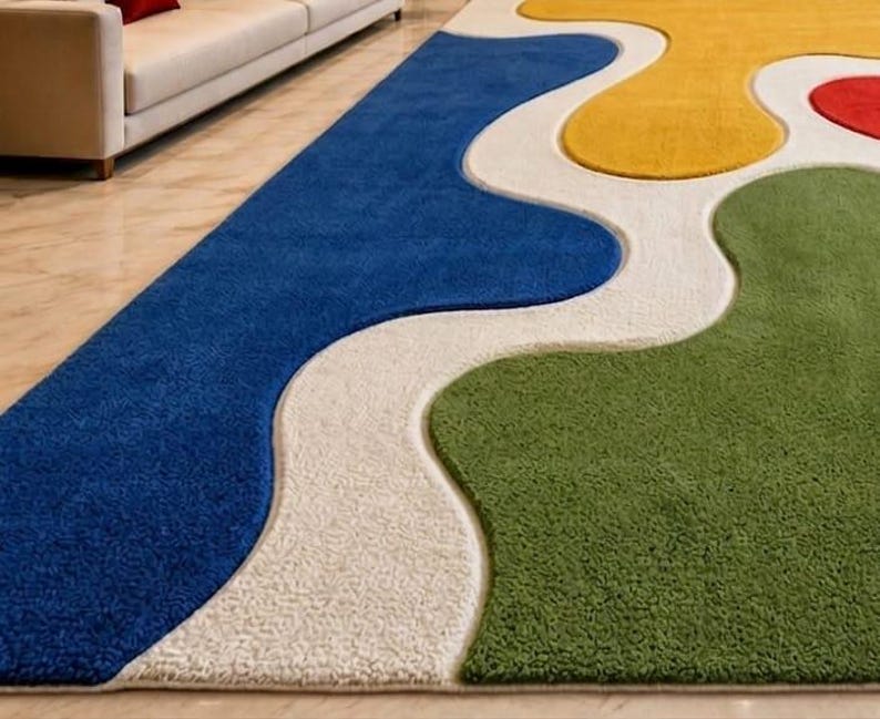 Peut inclure: Un tapis rectangulaire &agrave; la surface textur&eacute;e et &agrave; poils longs, orn&eacute; d'un motif abstrait aux lignes ondul&eacute;es. Le design se compose de grandes formes organiques aux couleurs vives bleu, jaune moutarde, vert olive et rouge sur un fond blanc cr&egrave;me.