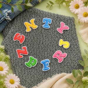 Borduurpatch met heldere letters – Alfabetpatch voor cadeaus, knutselen en kamerdecoratie voor kinderen