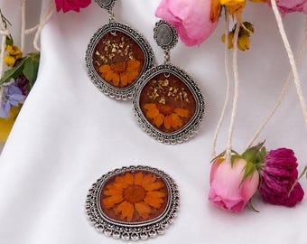 Real Pressed Daisy Resin Jewelry Set, Boho Statement Earrings Necklace, Golden Foil