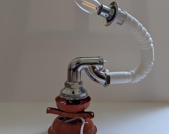 Lampada da tavolo industriale upcycling fornelletto vintage idraulica - pezzo unico