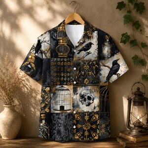 Peut inclure: Une chemise à manches courtes boutonnée avec un imprimé patchwork d'imagerie gothique noire et dorée, incluant des corbeaux, des cages à oiseaux, un crâne humain, des lanternes ornées et des motifs floraux complexes sur un fond sombre.