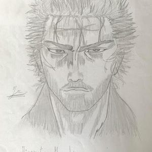 Könnte beinhalten: Eine Graphitstiftzeichnung auf weißem Papier, die das Porträt einer Person mit stacheligen Haaren, einem fokussierten Blick und Bart zeigt. Das Kunstwerk enthält eine Signatur auf der linken Seite und den Text Miyamoto Musashi unten.