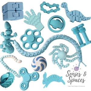Puede incluir: Una colección de juguetes sensoriales de color azul claro que incluye un cubo, una forma de mano, un dinosaurio, un lagarto, un spinner, una serpiente articulada, una pelota con rayas azules y blancas, un conejo y una rueda. El texto Senses & Spaces Fidget Toys & Pegboard Accessories es visible.