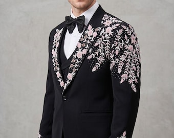 Terno preto com estampa floral e aplicações de miçangas | Paletó com lapela de pico, colete de abotoamento duplo, calça social