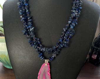Lapisketting met drie strengen en roze agaathanger