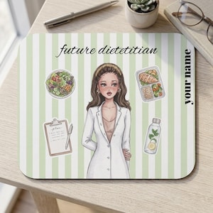 Peut inclure: Un tapis de souris rectangulaire à rayures verticales vert clair et blanc. Il présente le texte "future dietitian" et "your name" avec une illustration d'une personne en blouse blanche entourée d'une salade, d'un plateau-repas, d'un presse-papiers et d'une bouteille d'eau.