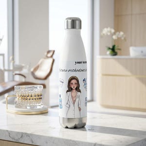 Puede incluir: Una botella de agua de acero inoxidable blanca con tapa y base plateadas. La botella presenta un patrón de rayas verticales, el texto "your name" y "future orthodontist", e ilustraciones de una persona con bata, un diente y un hada.