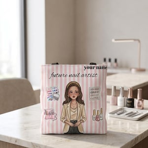 Peut inclure: Un sac fourre-tout à rayures verticales rose clair et blanches. Le sac présente une illustration d'une personne en blazer beige, entourée de fournitures de manucure, avec le texte "your name" et "future nail artist" imprimé au-dessus.